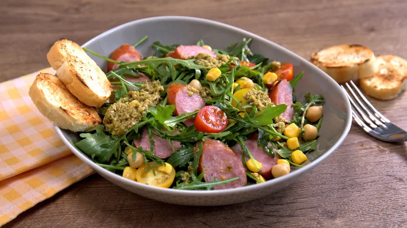 Salata od kobasica i slanutka