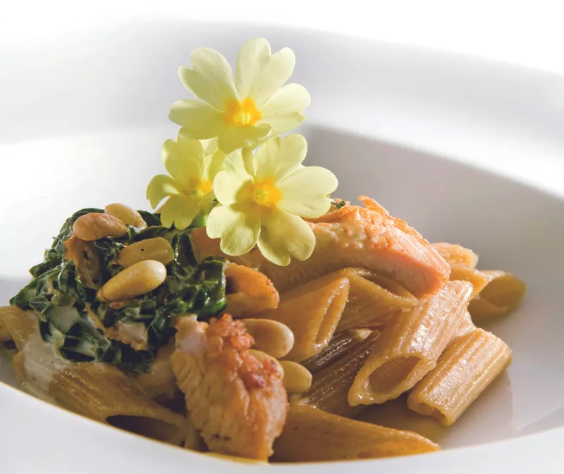 Tjestenina cjelozrnata s puretinom, špinatom i pinjolima