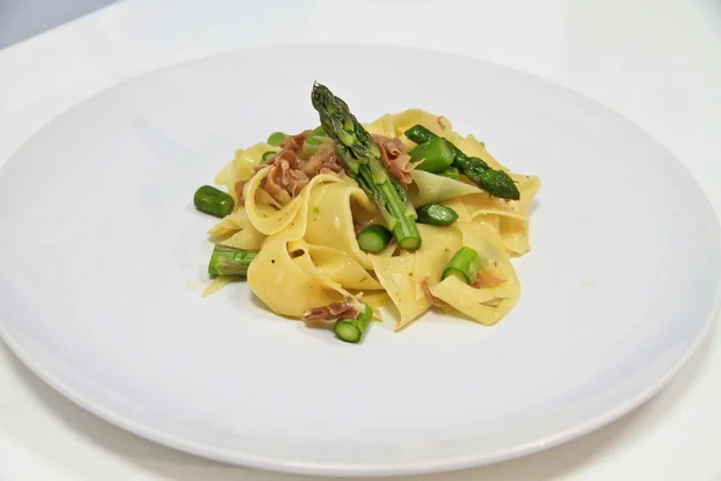 Tjestenina sa šparogama i pršutom