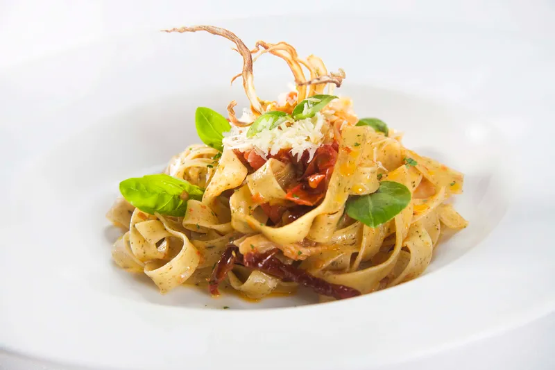 Rezanci s bosiljkom, sušenim rajčicama i koromačem