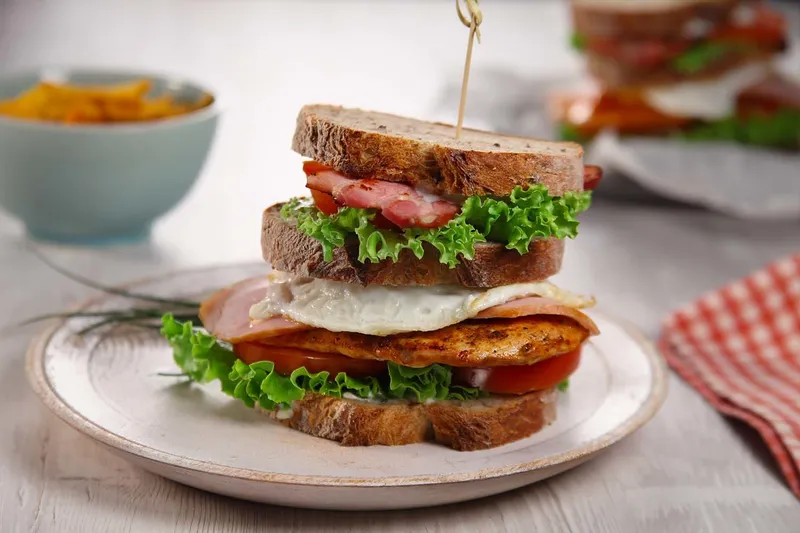 Klupski sendvič s hrskavom slaninom i prženom piletinom