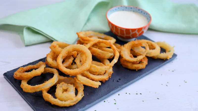 Jogurt curry dip s poprženim kolutima luka