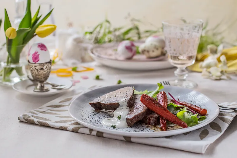 Teleće pečenje s pečenom mrkvom i umakom