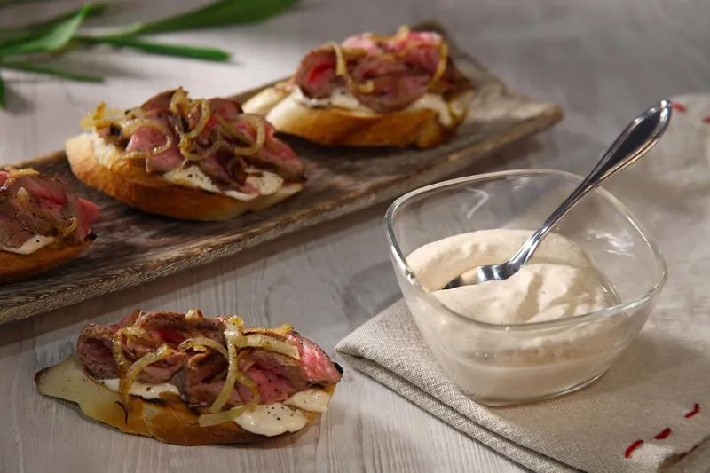 Brusketa s hrenom i steakom