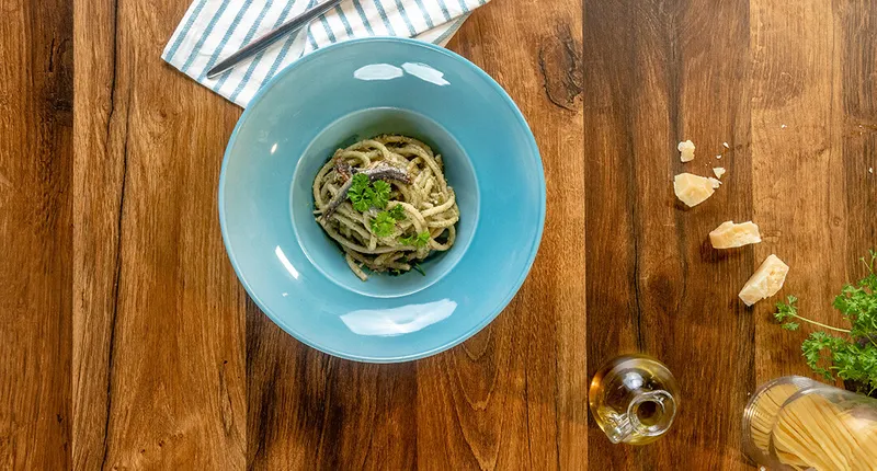 Bucatini s pestom od kelja i sardina