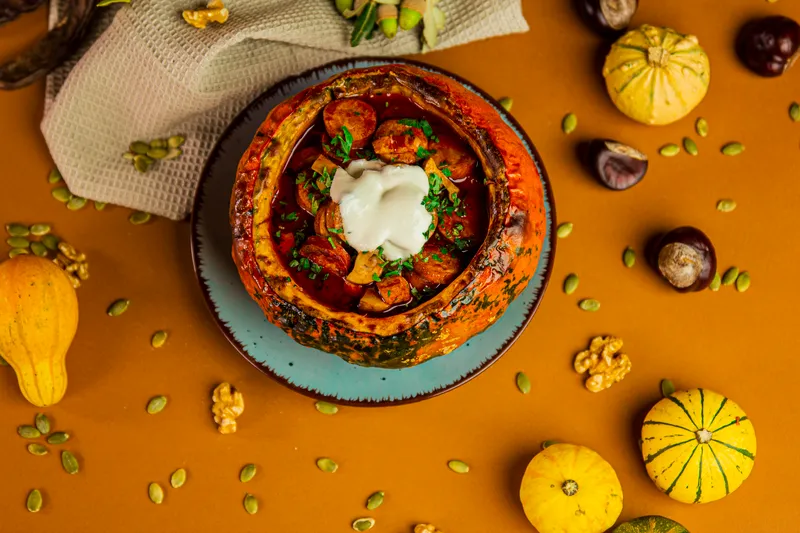 Gulaš s kobasicama i gljivama u bundevi