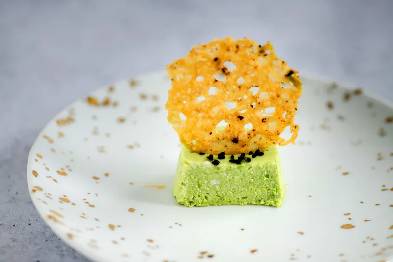 Panna cotta od graška s čipsom od parmezana