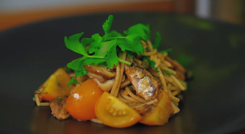 Špageti sa sardinama i šampinjonima