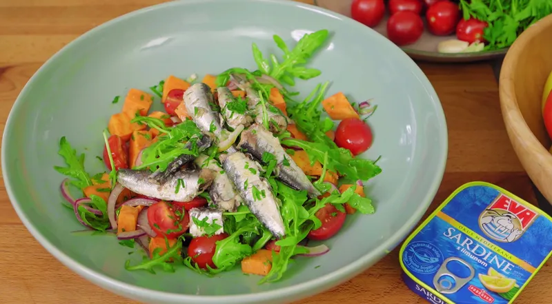 Topla salata sa sardinama