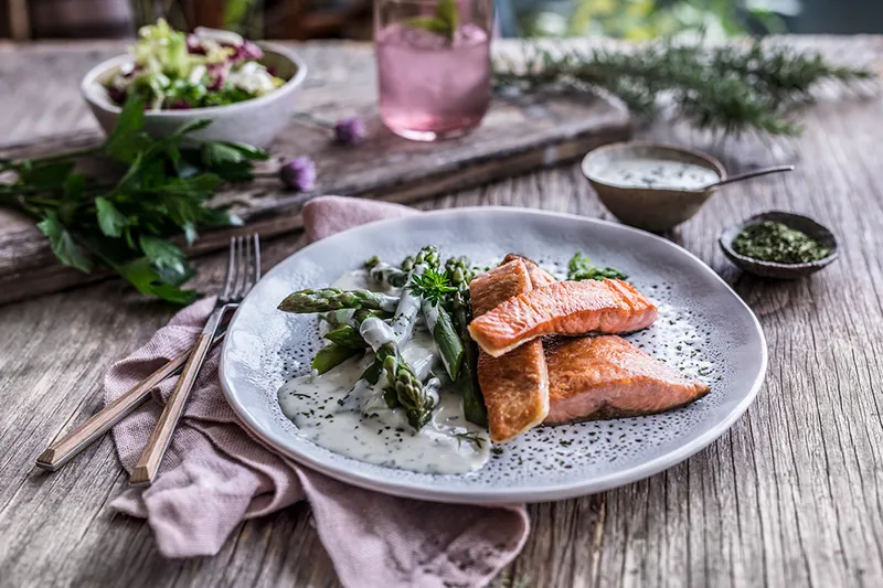 File lososa sa šparogama i umakom od ljupčaca
