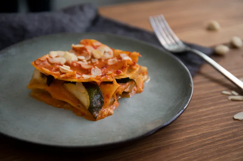 Lazanje s ajvarom i bademima