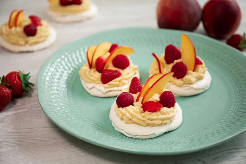 Mini Pavlove s mousseom i voćem