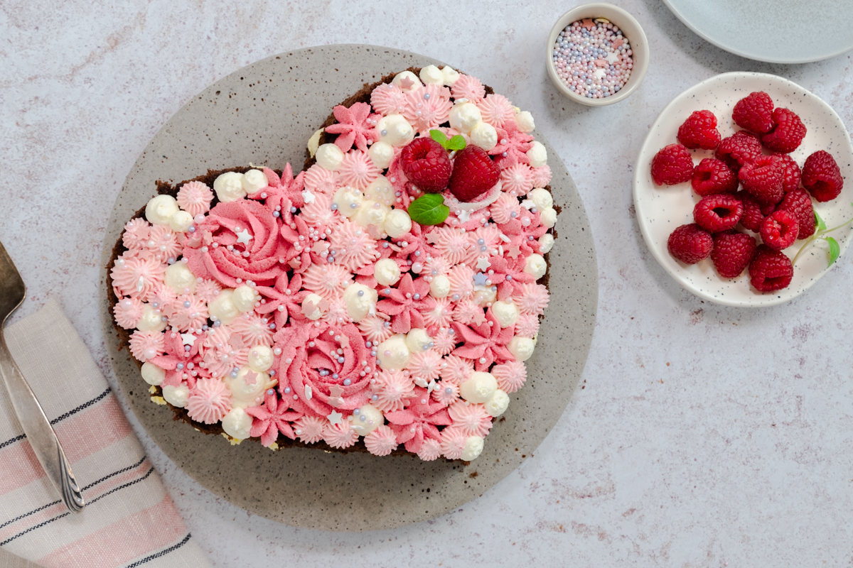 Čokoladna torta za Valentinovo od maline i vanilije