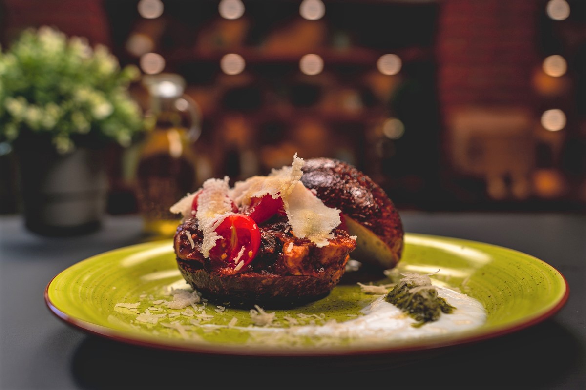 Dalmatinska pašticada sendvič u brioche pecivu