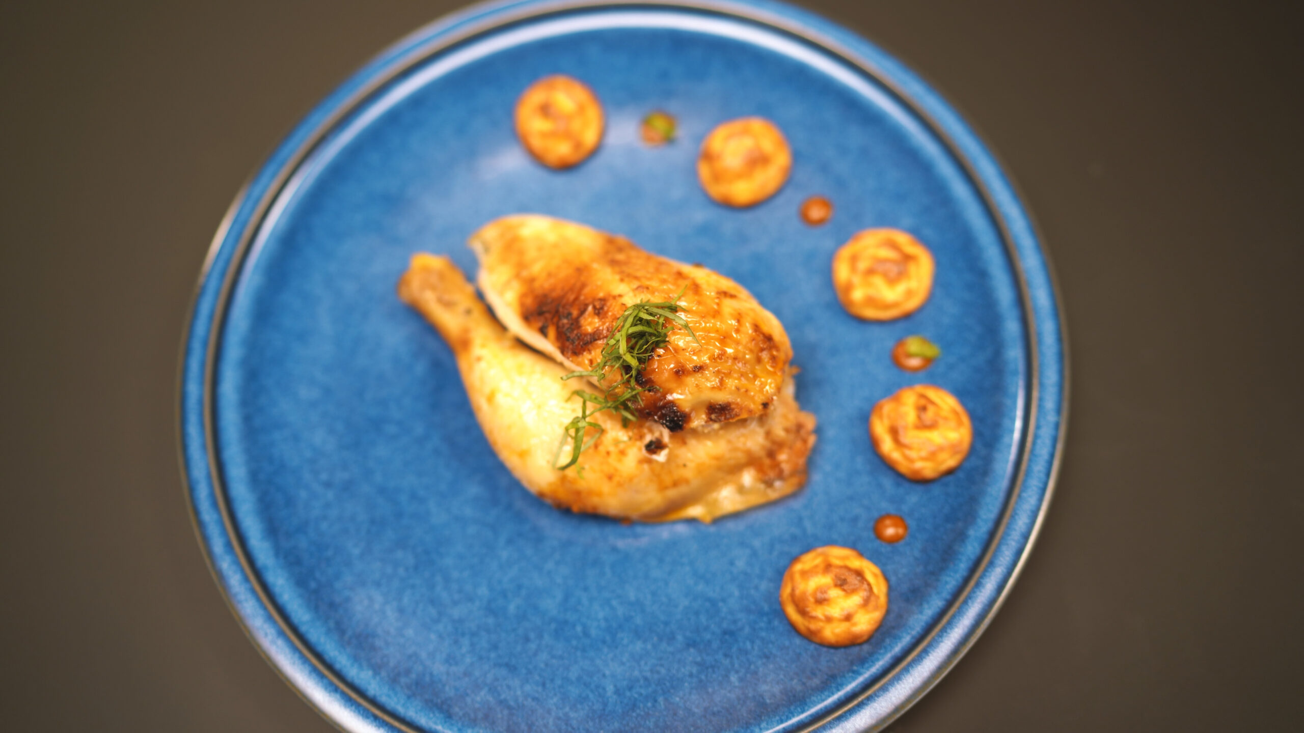 Pile pečeno na pivskoj limenci s hrskavim kroketima