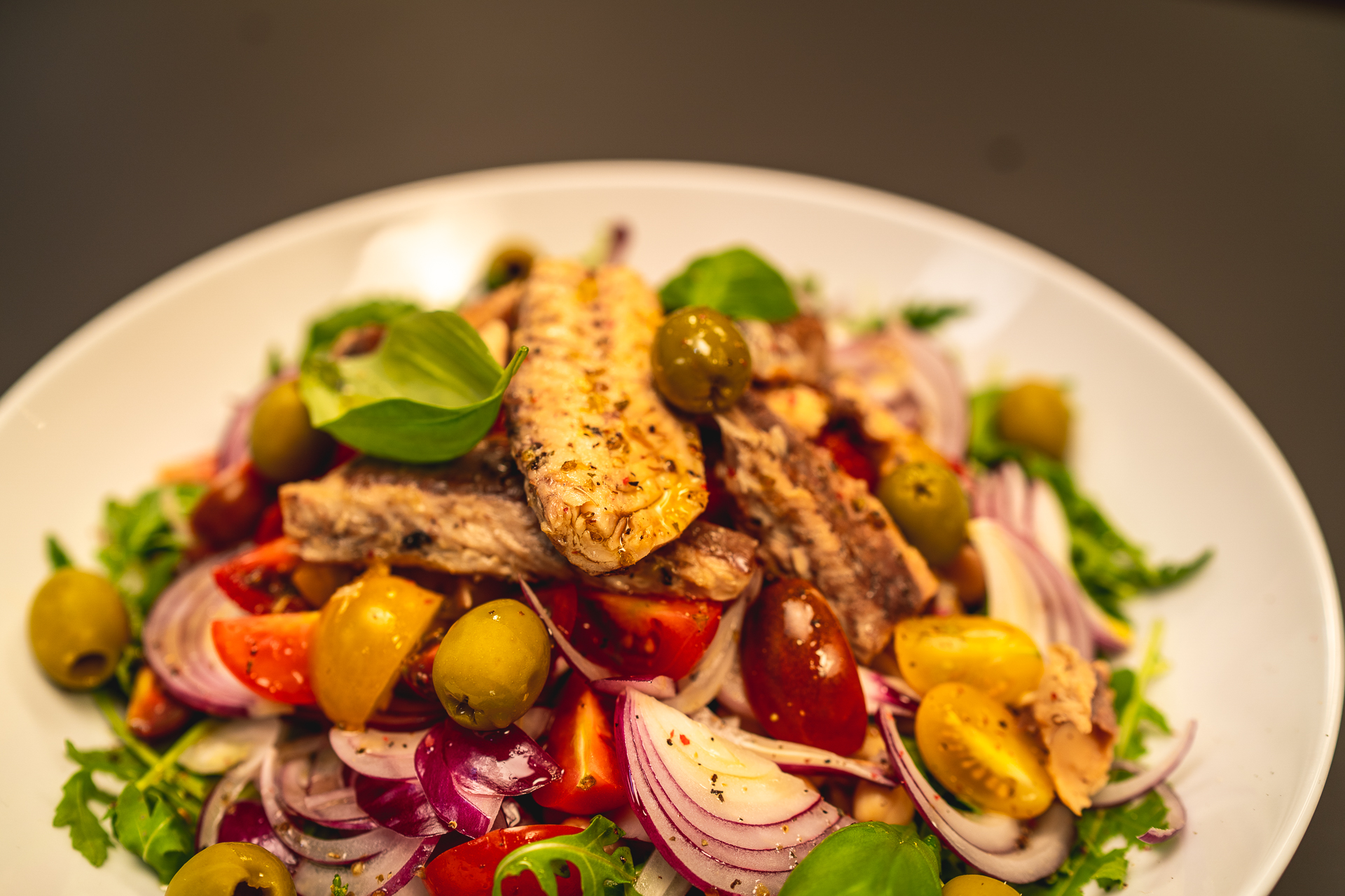 Mediteranska salata sa slanutkom i Eva skušom