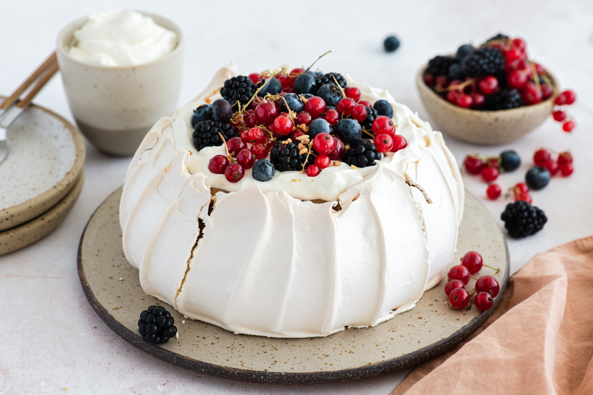 Pavlova s Lino ladom i voćem