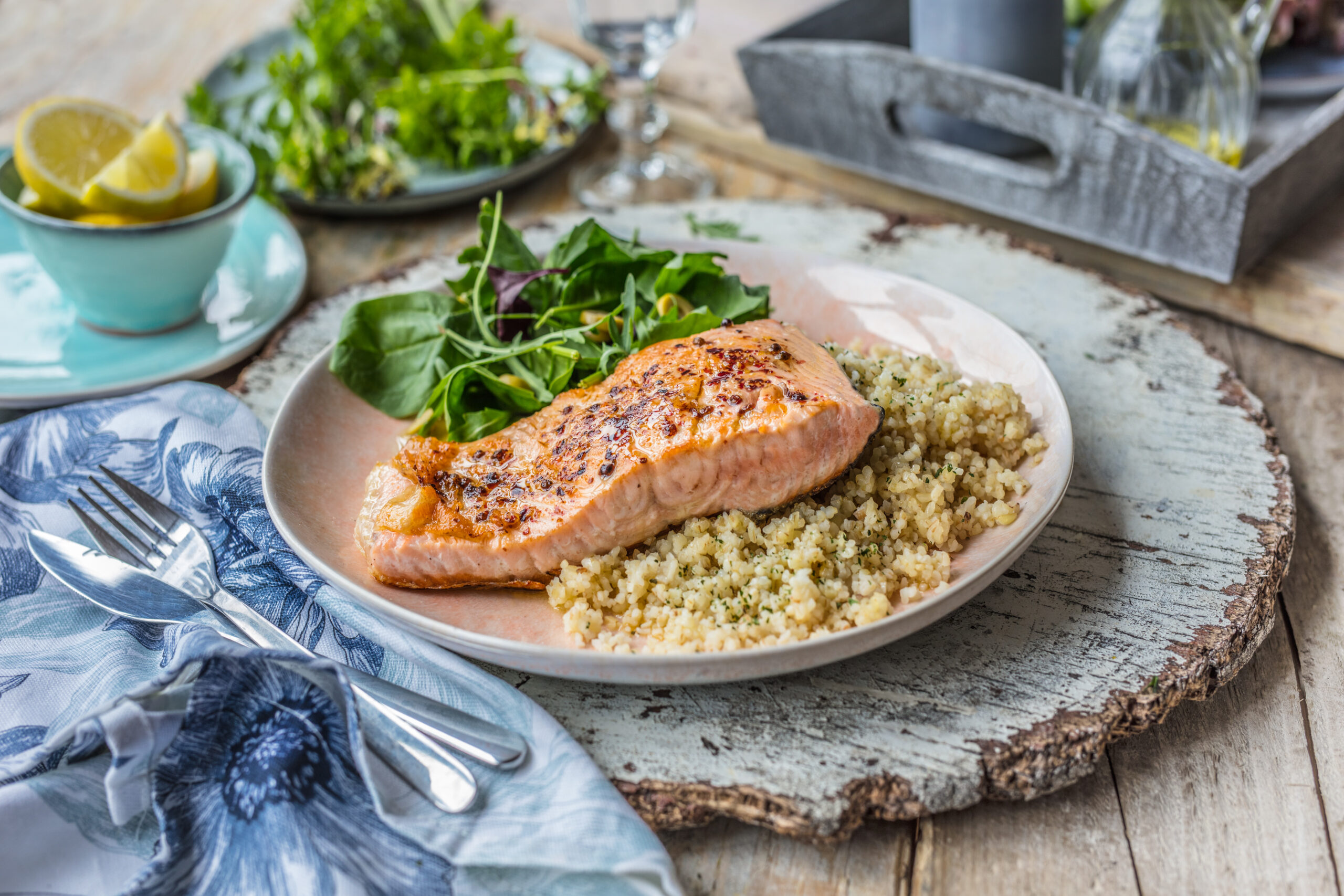 Losos u crvenom papru