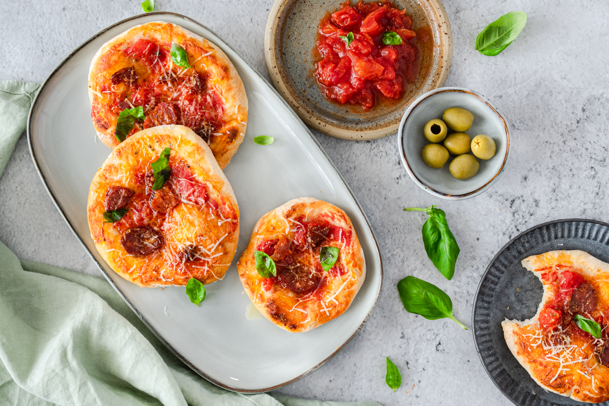 Brze pizzete s kobasicom i tvrdim sirom