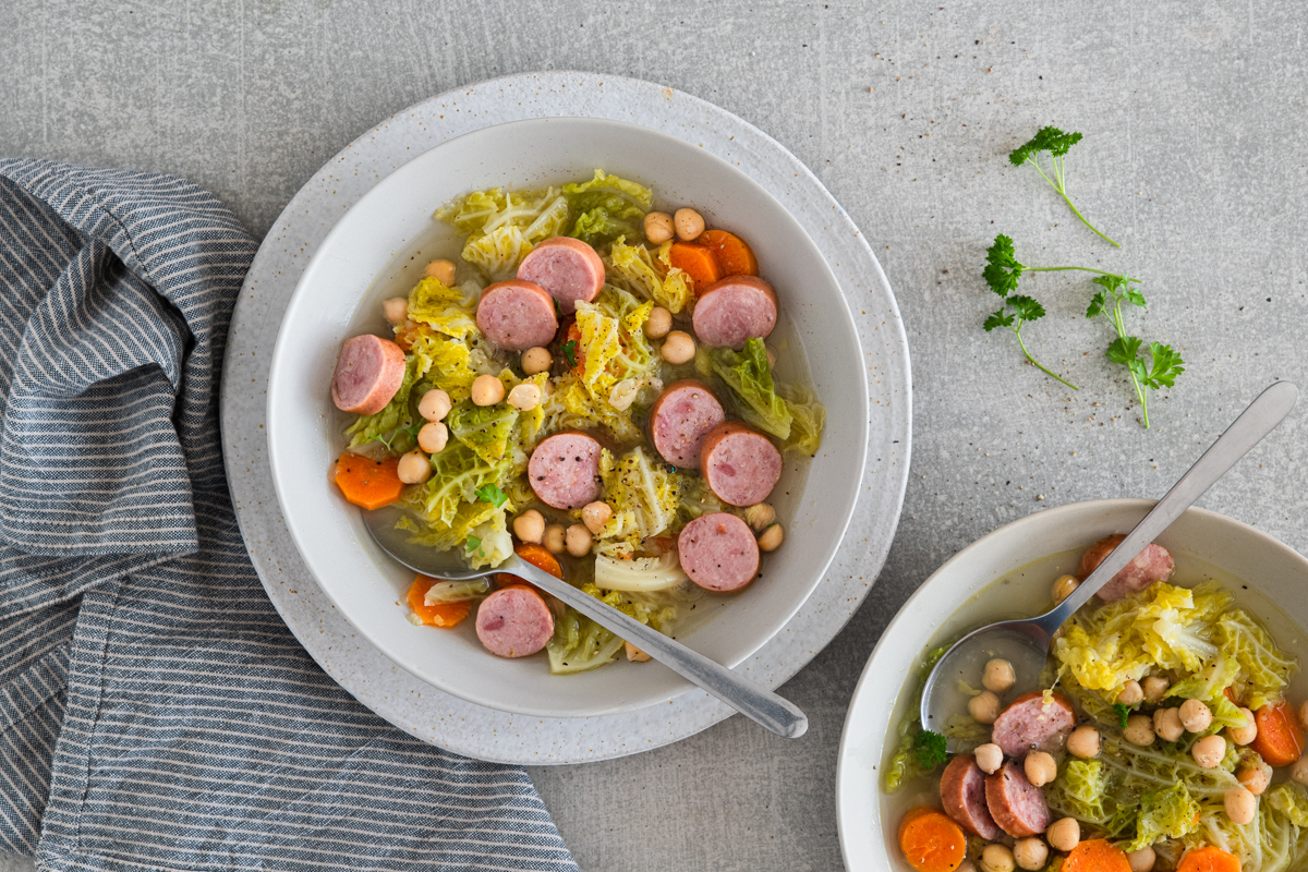 Varivo od kelja i slanutka s kranjskom kobasicom