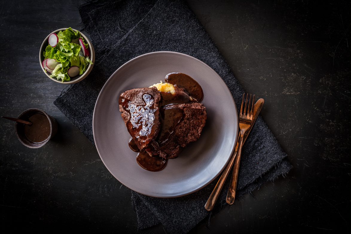 Juneći odresci na neobičnom prilogu