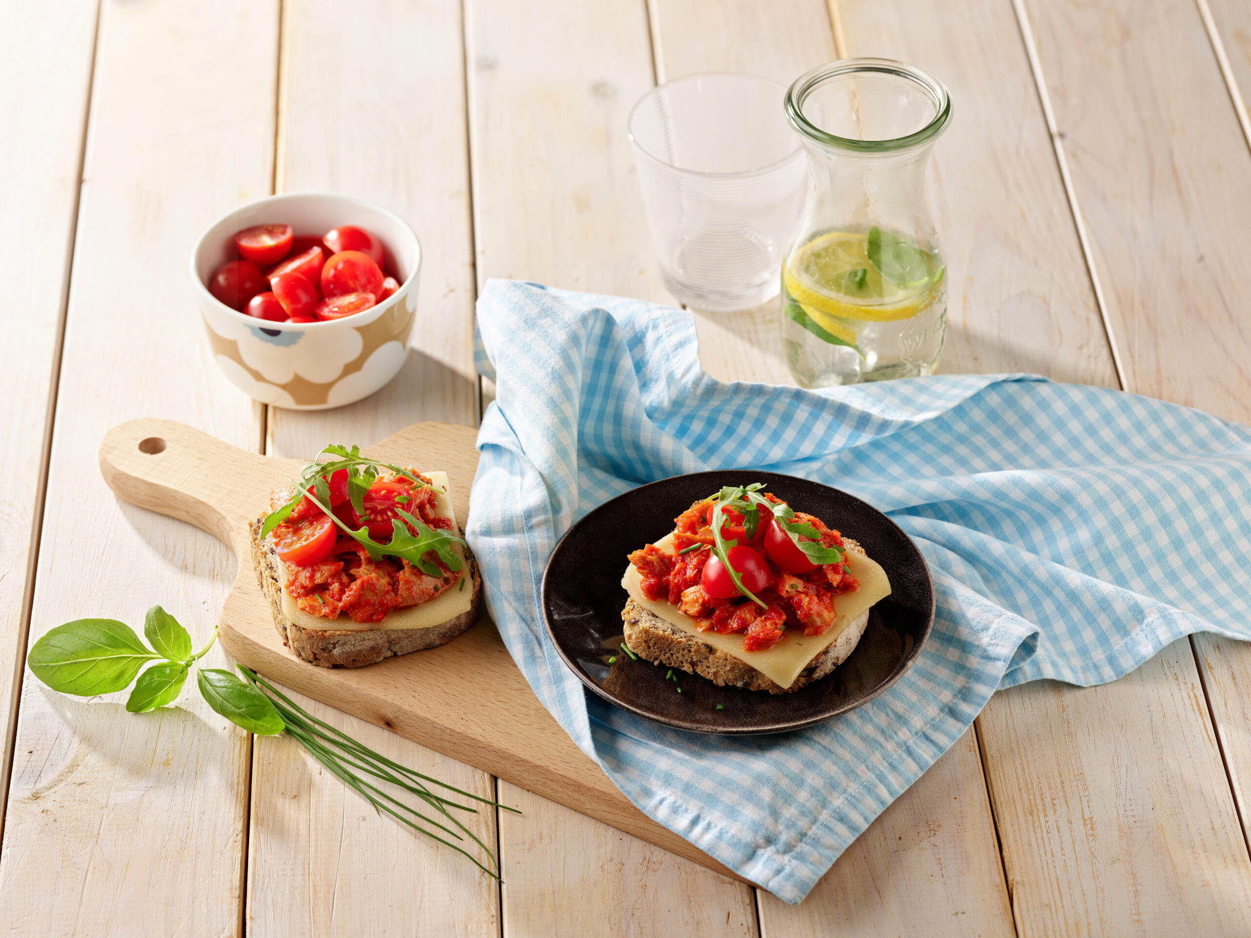 Topli sendvič s tunom i ajvarom