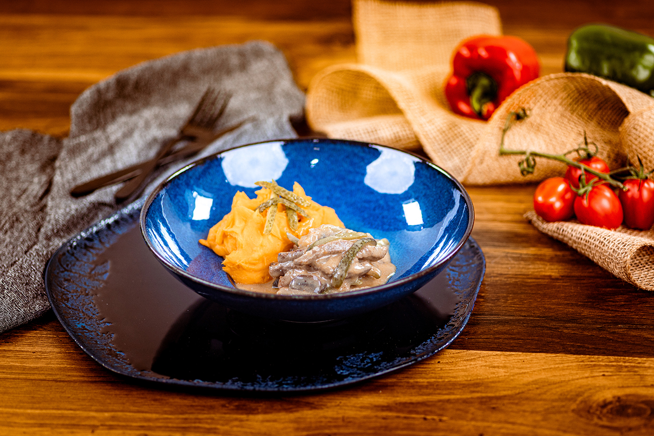 Junetina stroganoff na pireu od batata