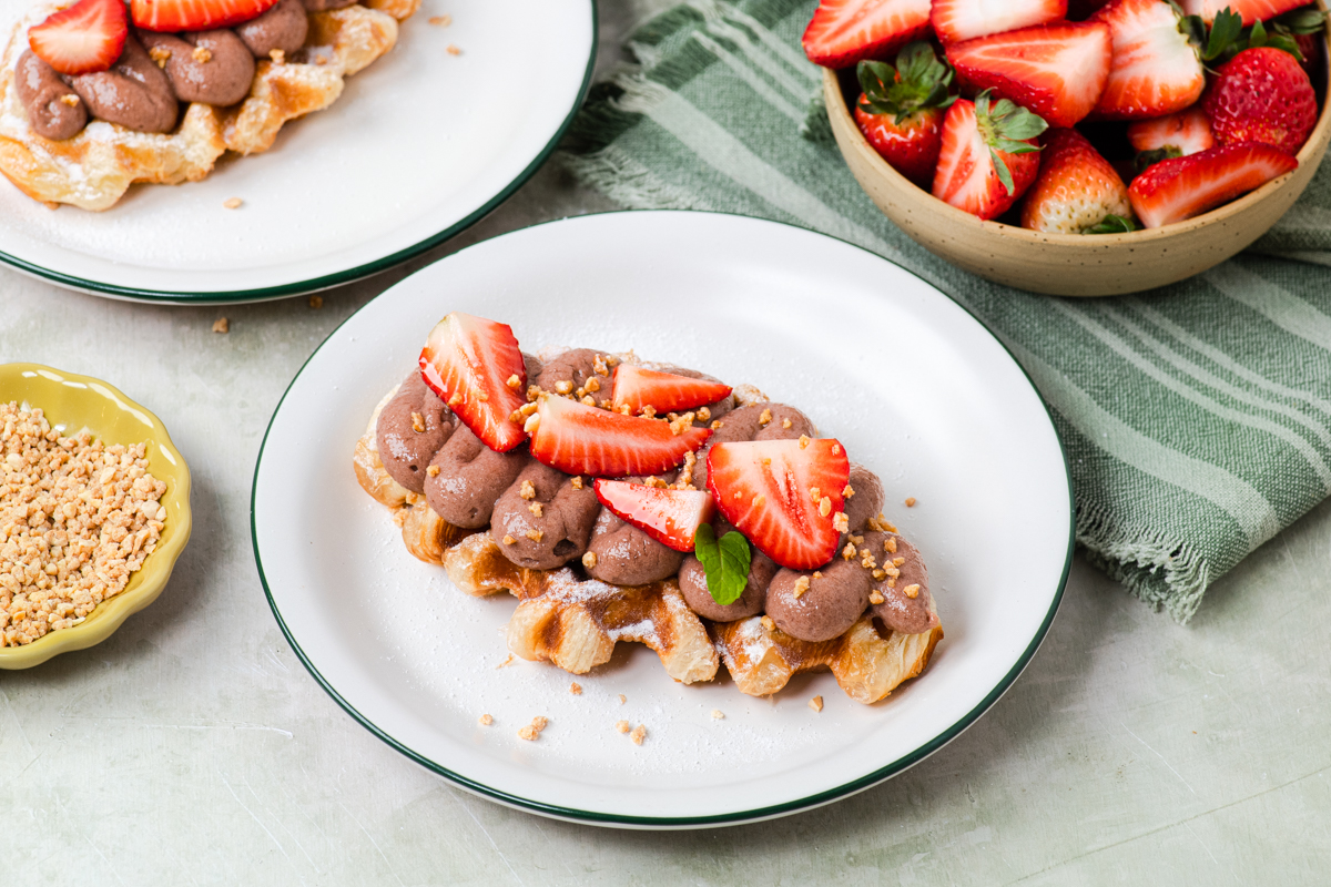 Waffle kroasani s čokoladnom kremom i jagodama