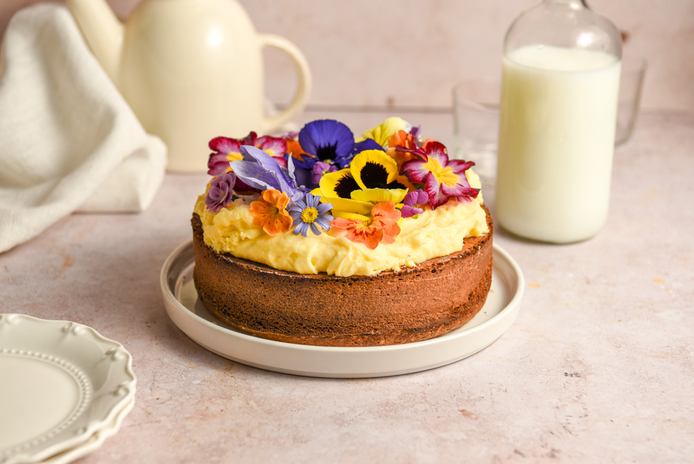 Torta od badema s jestivim cvijećem