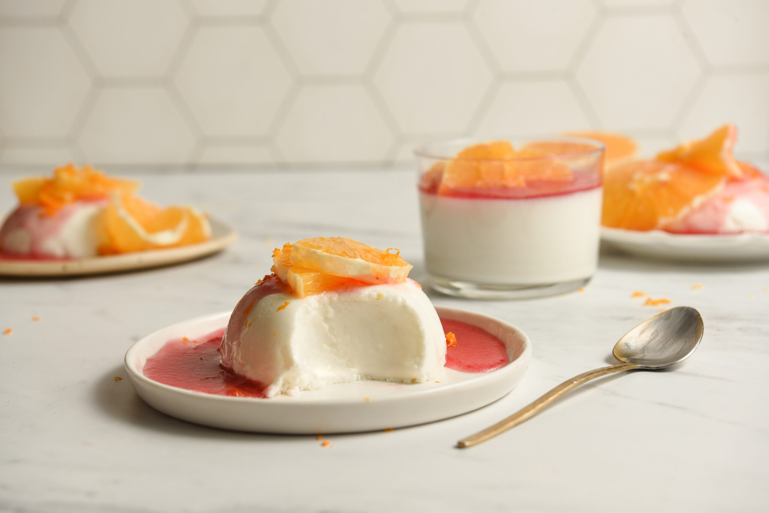 Panna cotta s preljevom od malina i narančom