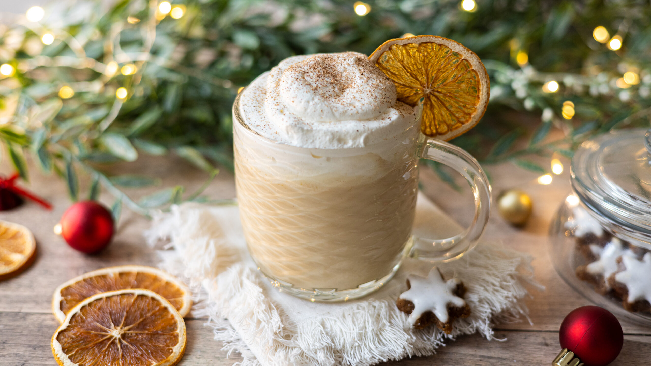 Božićni latte s vanilijom i narančom