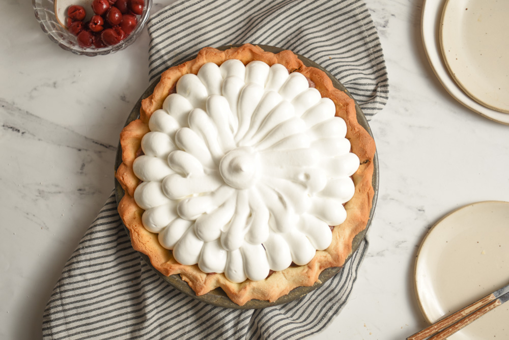 Prhka pita s kremom od čokolade i višanja i meringom