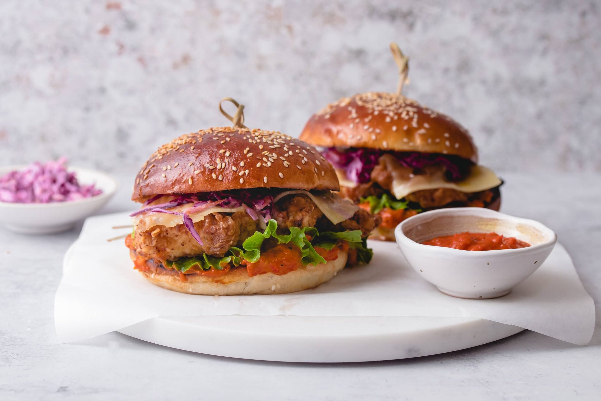 Sendviči s pohanom piletinom i ajvarom