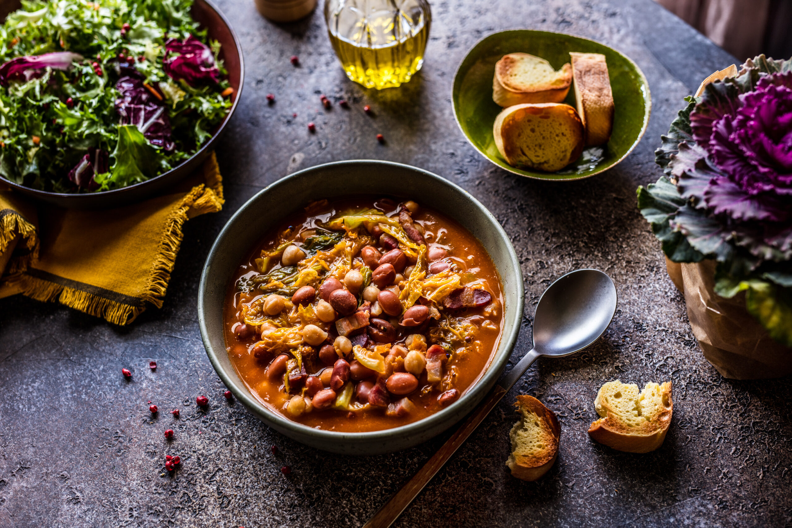 Bogato varivo od graha i slanutka s raštikom