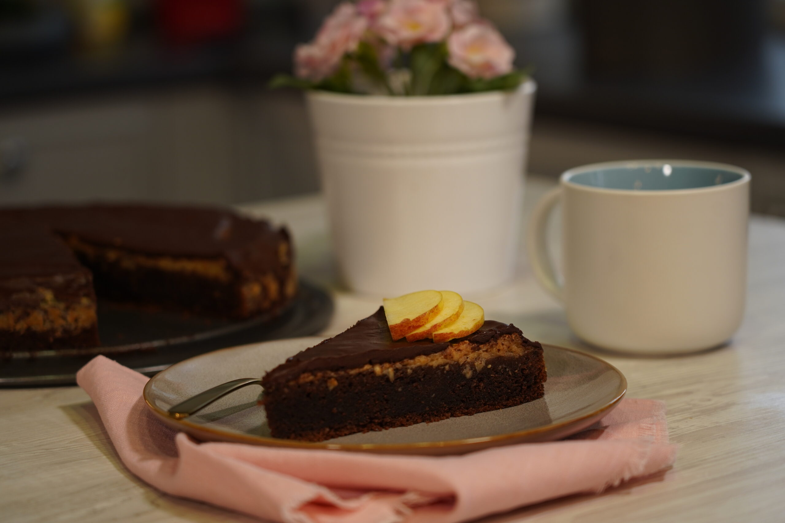 Sočna torta s jabukama i čokoladom