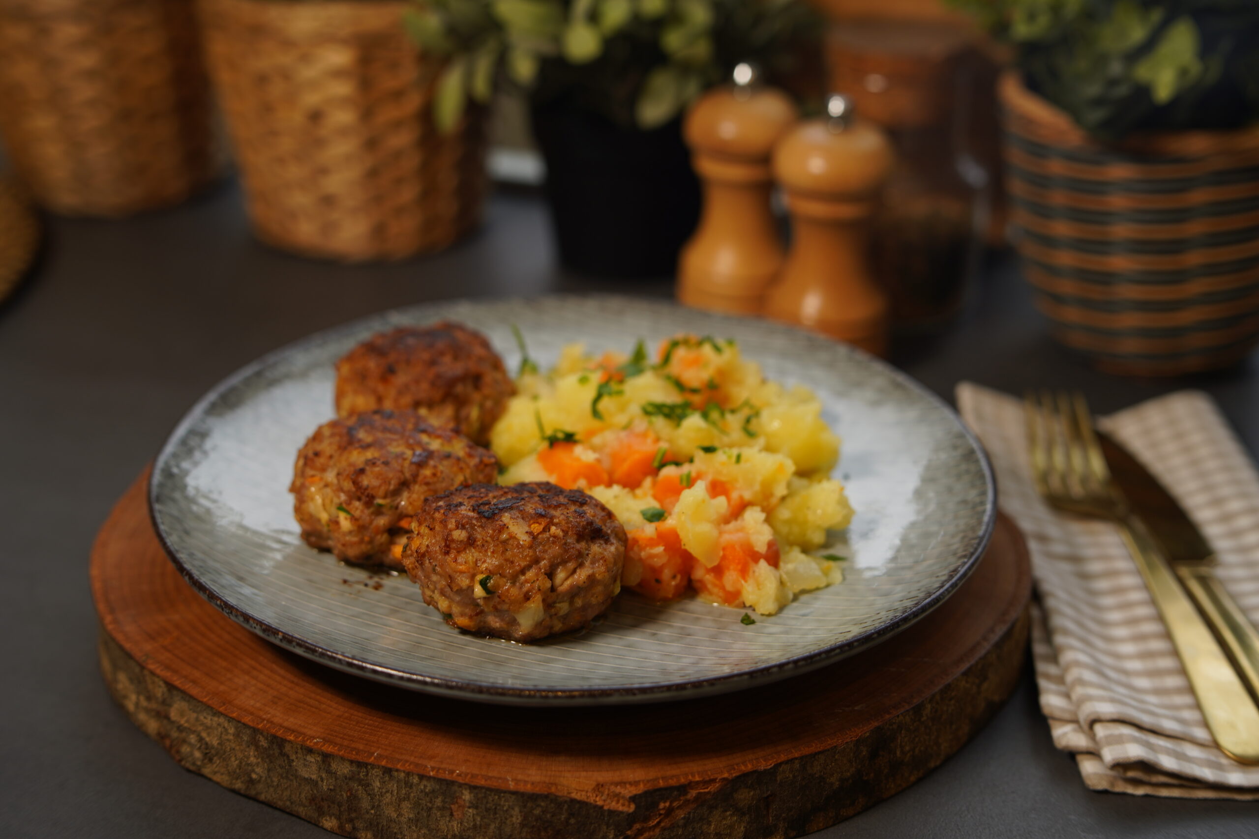 Polpete sa zobenim pahuljicama i povrćem uz salatu od krumpira i mrkve