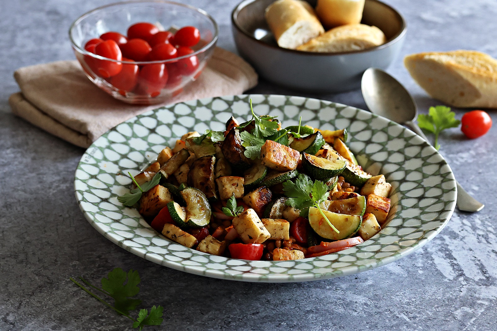 Aromatična salata od leće s ajvarom