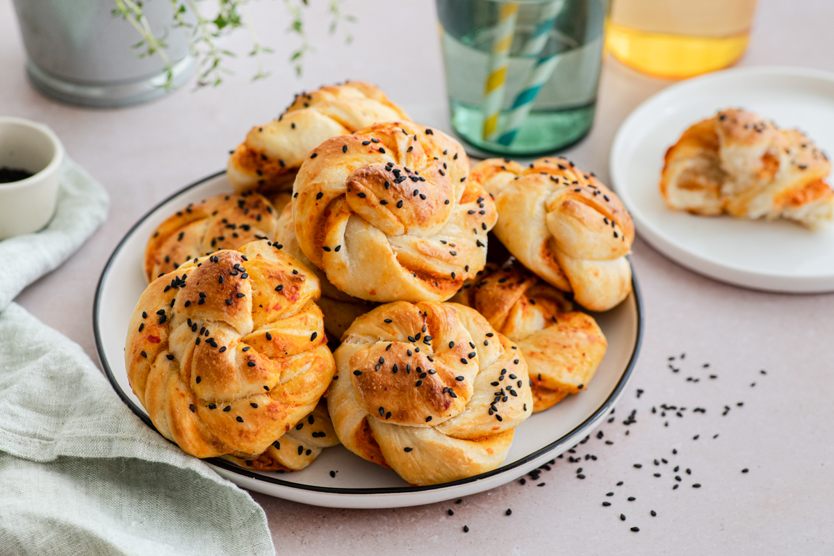 Peciva s ajvarom, ricottom i pečenim češnjakom