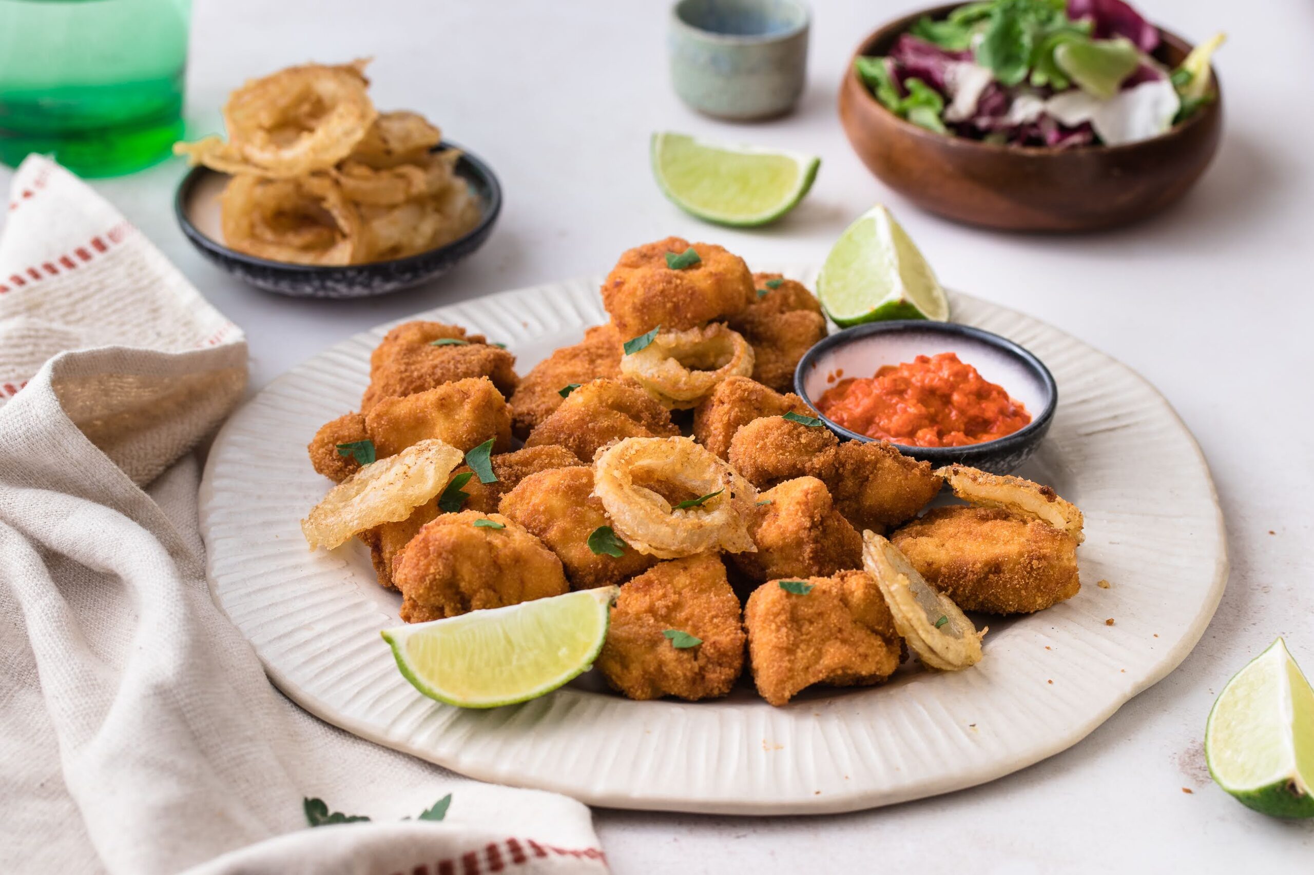 Pileći medaljoni s hrskavim kolutićima od luka