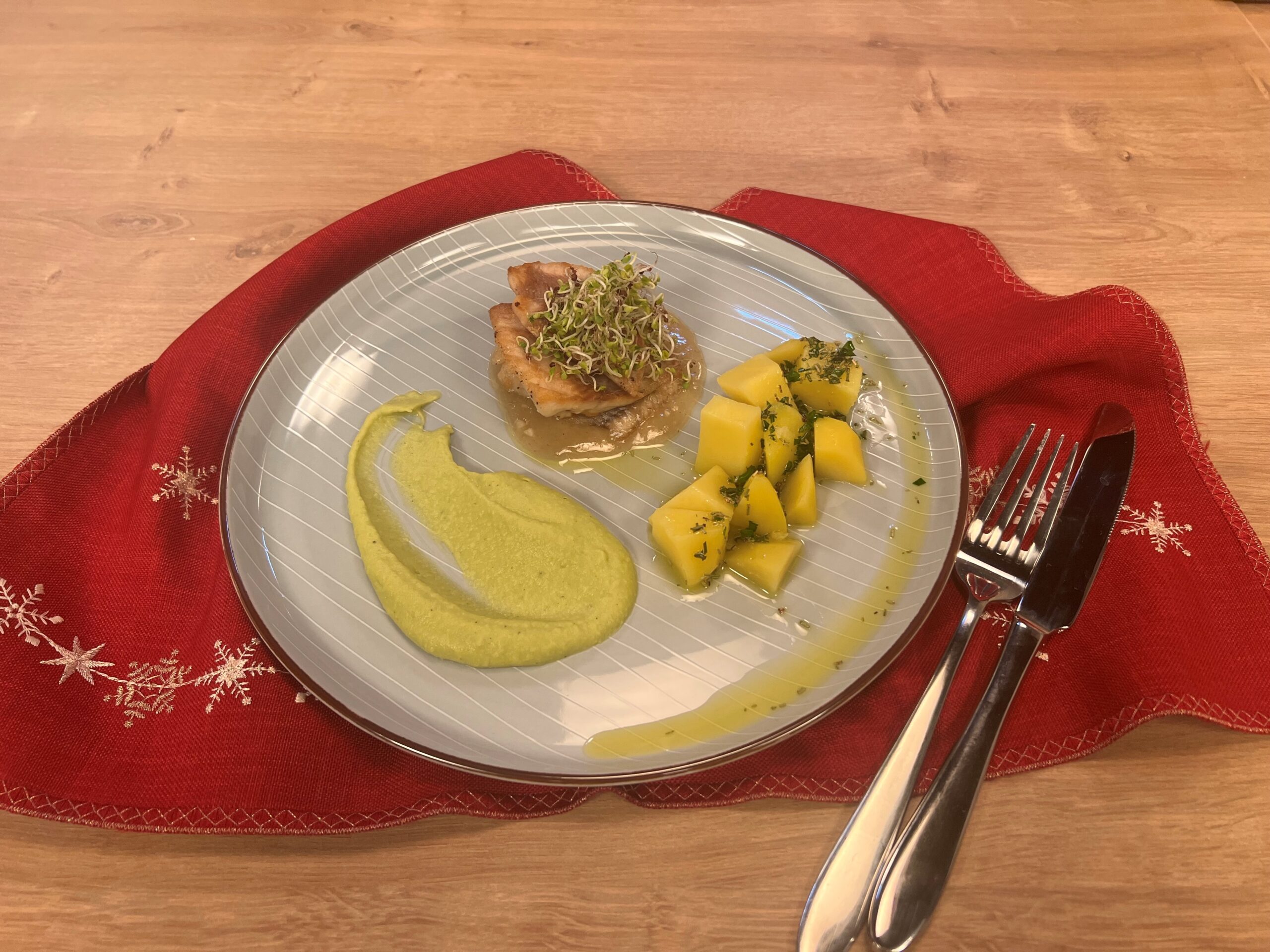 Fileti pastrve u umaku od bijelog vina na kremi od boba