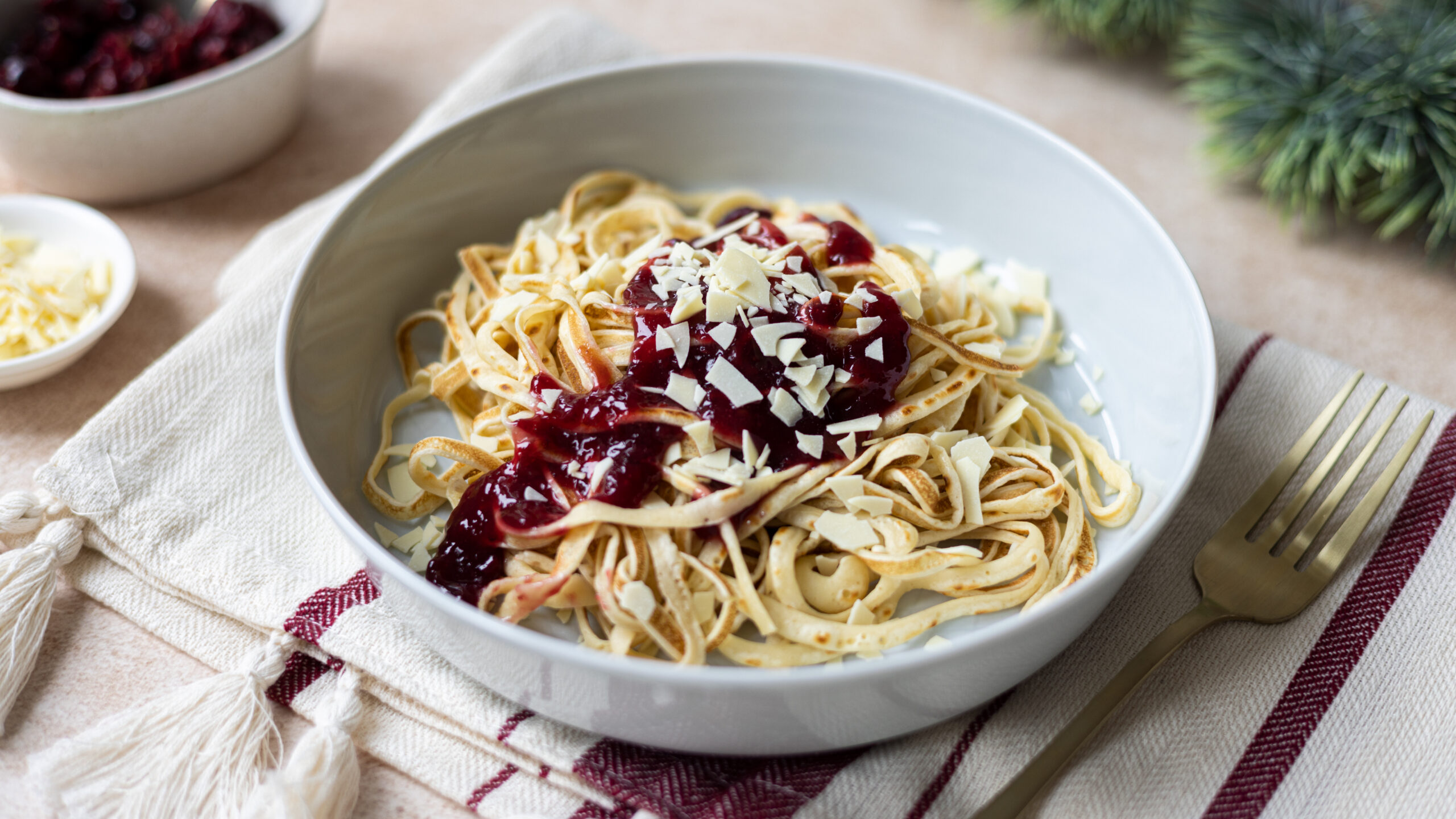 Palačinke u obliku špageta s džemom od malina i bijelom čokoladom