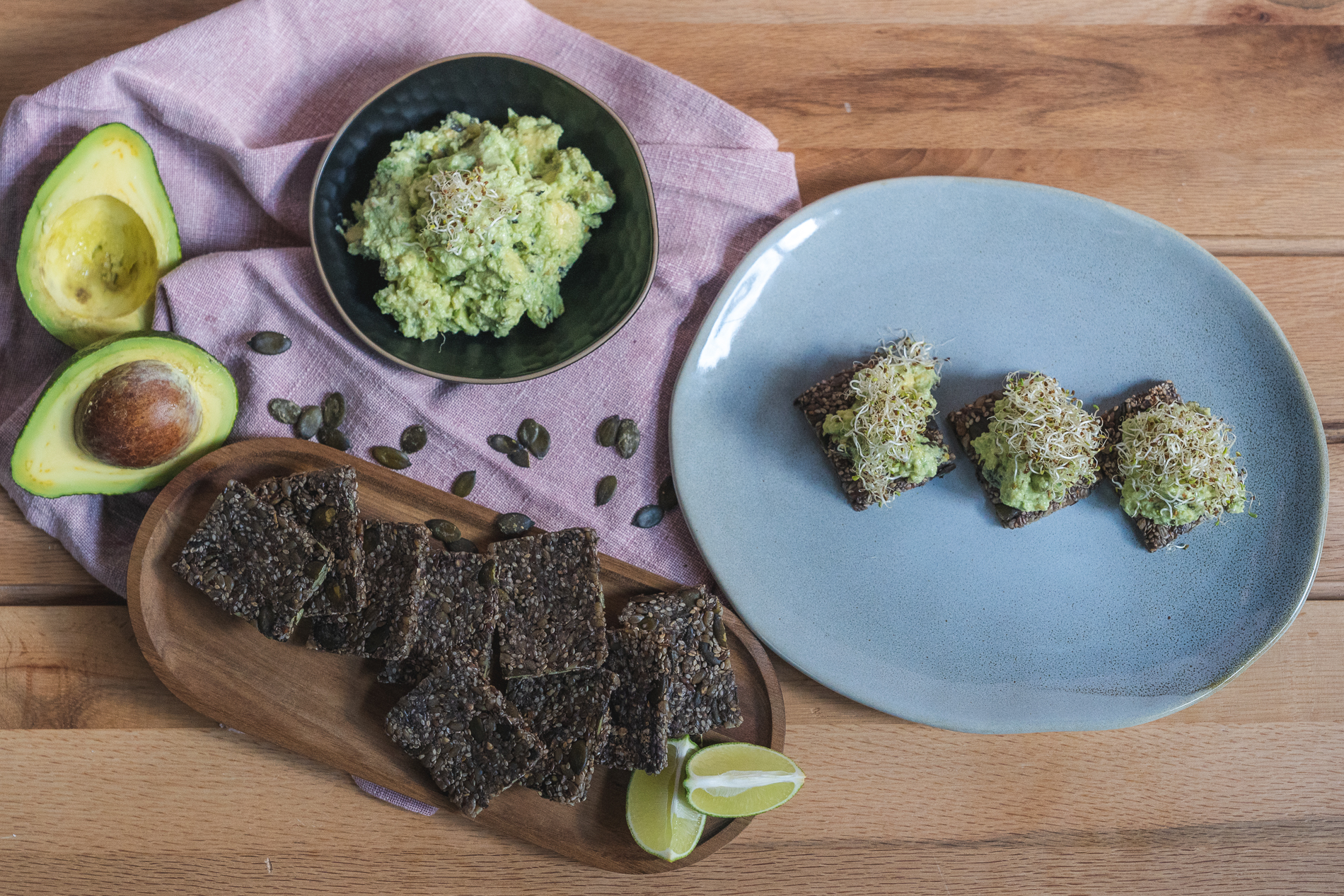Namaz od avokada na hrskavim psyllium pločicama