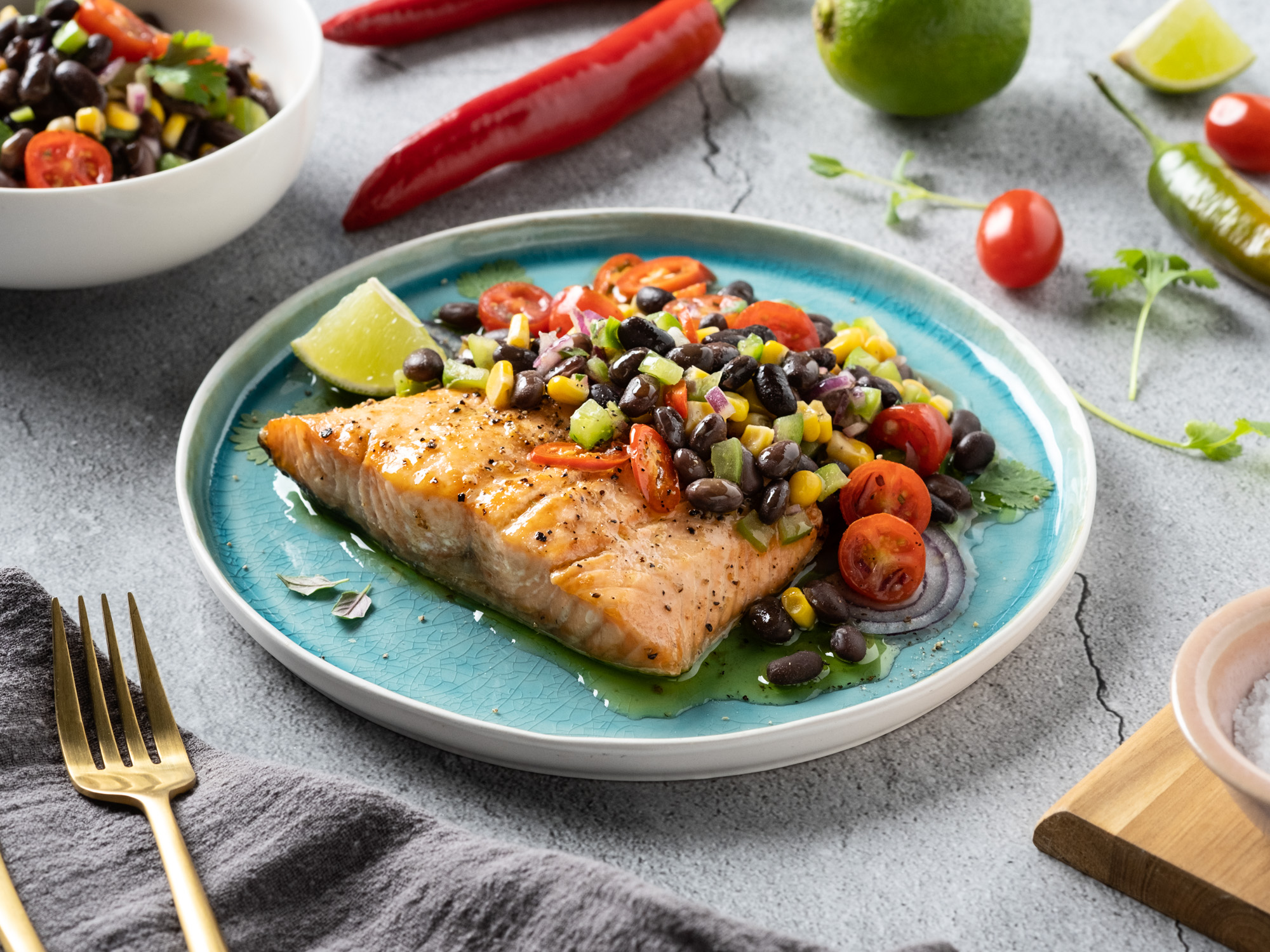 Filet lososa sa salsom od crnog graha, kukuruza i rajčica