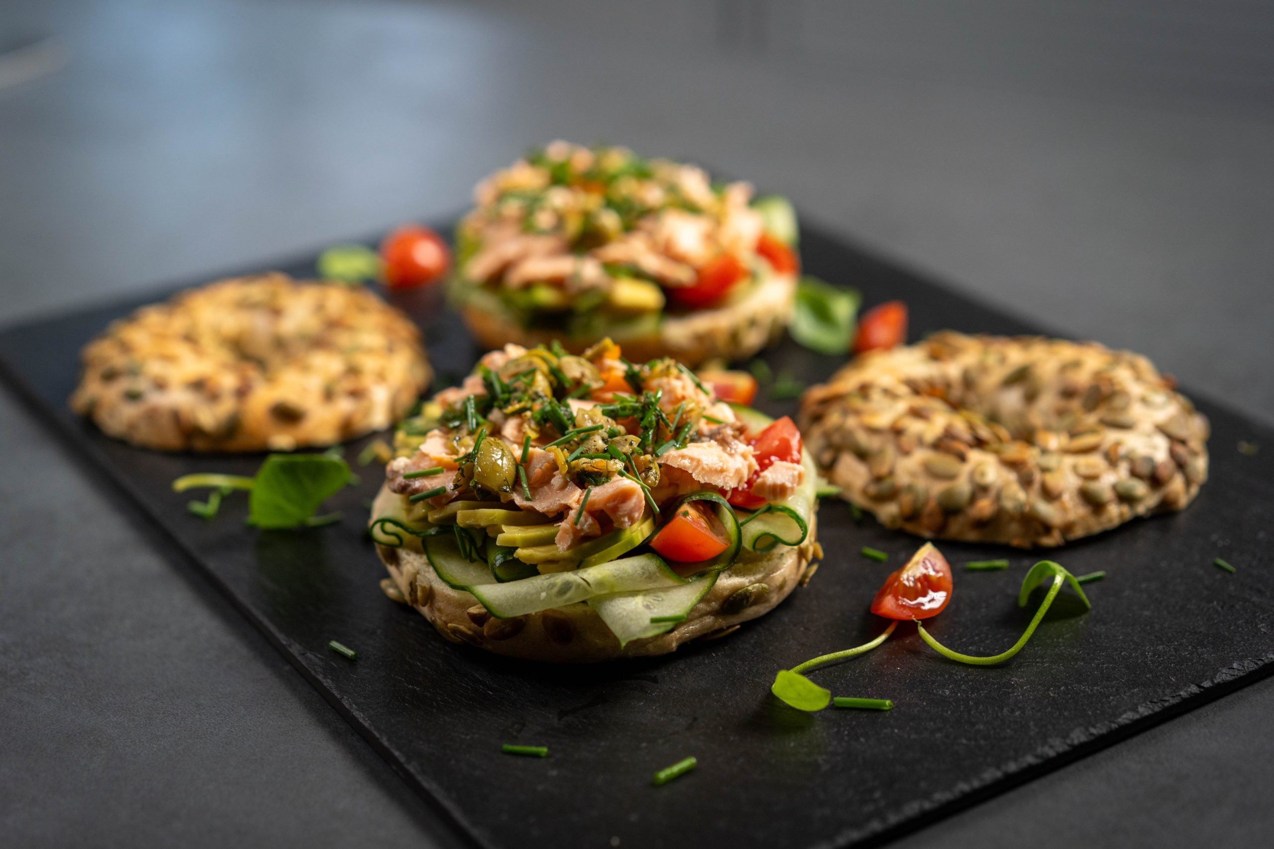 Bagel sendvič s ribom i povrćem