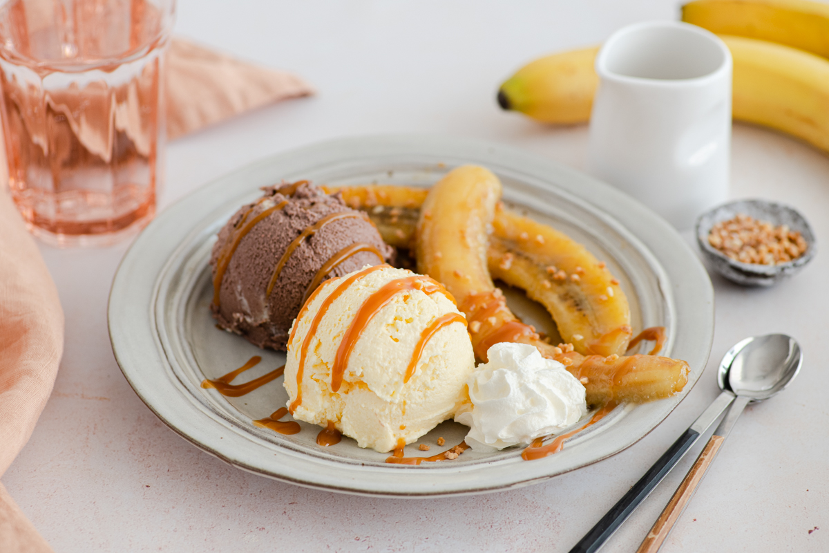 Banana split s karameliziranim bananama