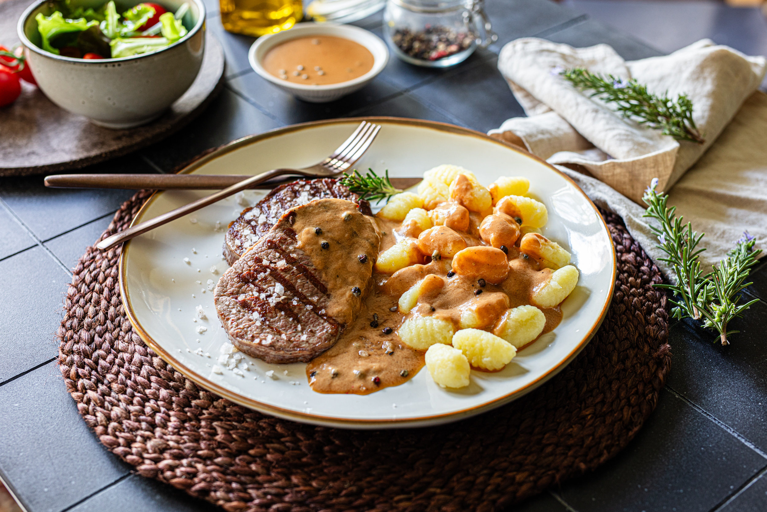 Biftek u umaku sa zelenim paprom