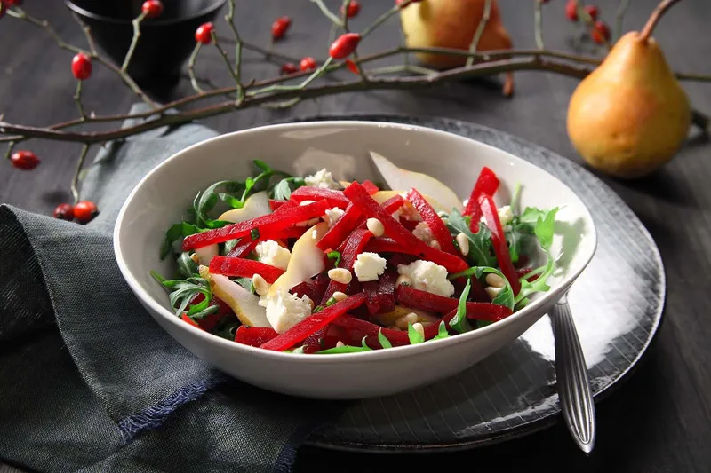 Blagdanska salata s ciklom, kruškom i skutom