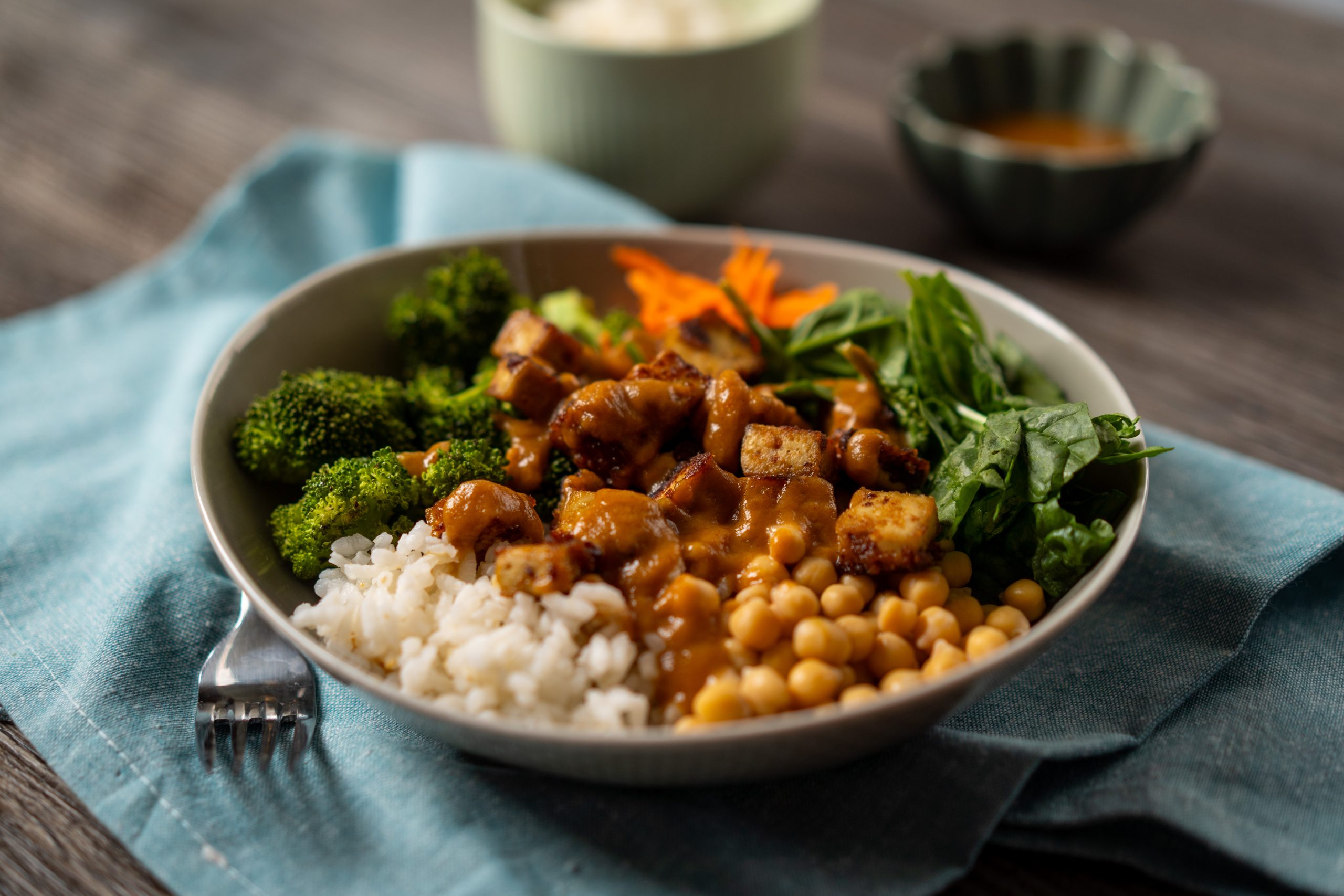 Bowl s prženim tofuom, brokulom i umakom s kikirikijem