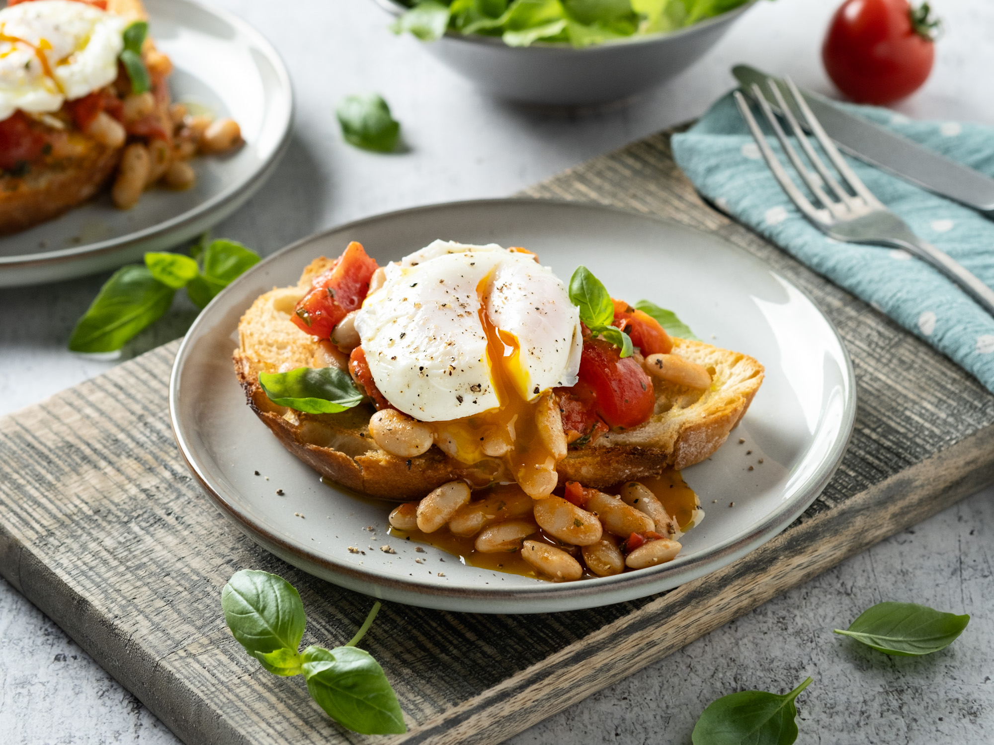 Bruschette s bijelim grahom, rajčicama i poširanim jajem