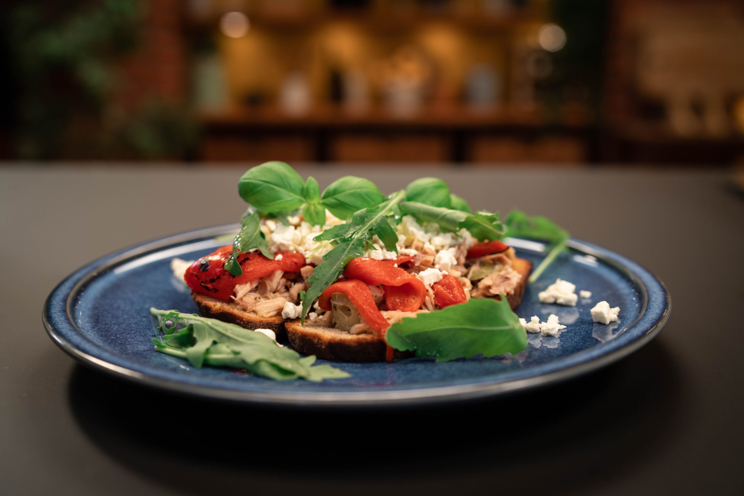 Crostini s tunjevinom, pečenom paprikom i feta sirom